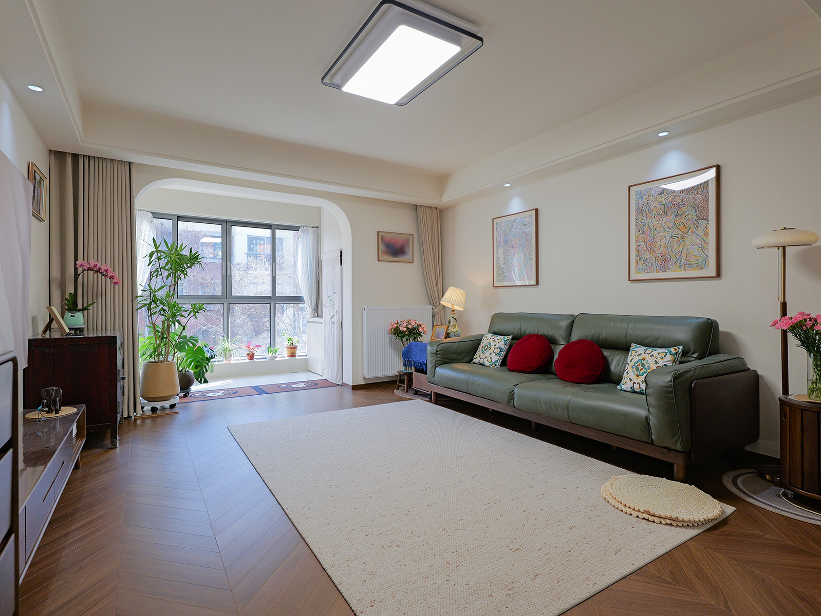 现代简约居：暖调软装衬质感 轻简里藏温馨