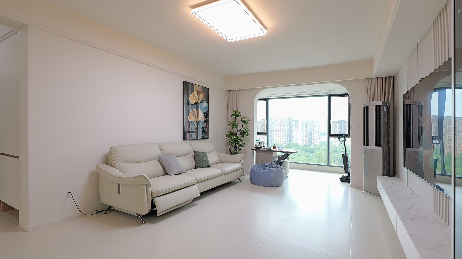 现代简约居 柔调配圆弧衬出通透整洁感